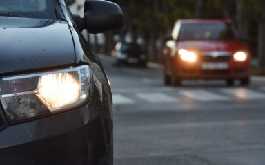 Policija poziva na oprez: obveza vožnje s upaljenim svjetlima završava 31. ožujka
