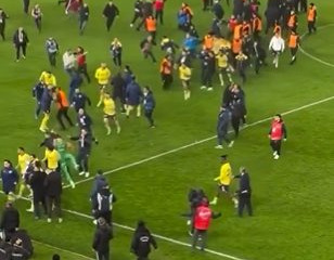 [VIDEO] Kaos na utakmici Fenerbahçea. Livaković izvukao deblji kraj