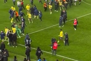 [VIDEO] Kaos na utakmici Fenerbahçea. Livaković izvukao deblji kraj