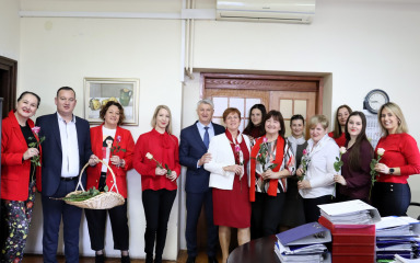 Longin i Vicković uručili ruže djelatnicama u Domu Zadarske županije