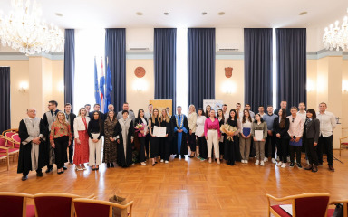 [FOTO] Najzaslužnijim studentima i djelatnicima dodijeljene rektorove nagrade