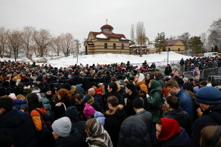 Tisuće ljudi i veleposlanici zapadnih zemalja na pogrebu Alekseja Navaljnog u Moskvi: “Nećemo oprostiti”