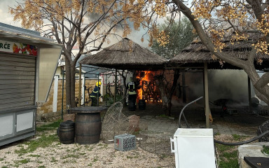 Gorio ugostiteljski objekt u Turnju, ozlijeđen vatrogasac