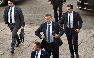 Plenković: “SDP je toliko slab i očajan da čak i Milanovića, poraženog i lošeg gubitnika, vraća sebi”