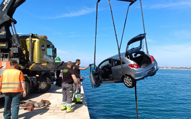 [FOTO] Nakon manjih problema izvučen automobil koji je sletio u more na Poluotoku