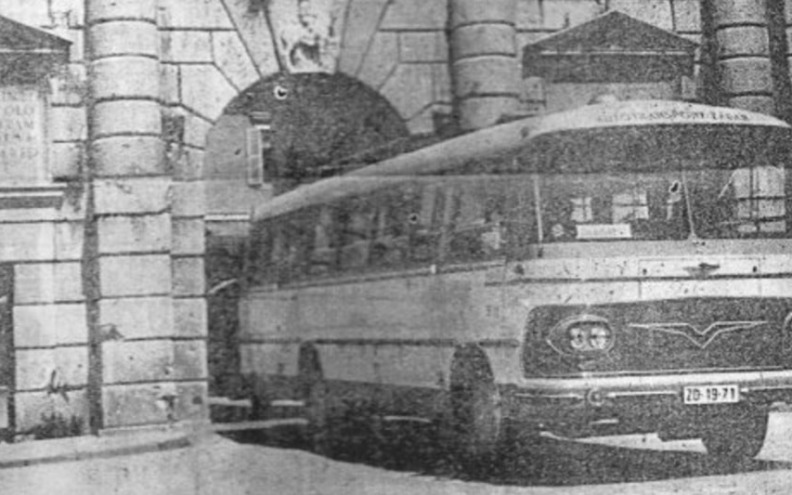 'Samo je Kalelarga bila pošteđena': Stara fotka busa ispod Kopnenih vrata izazvala čuđenje kod Zadrana