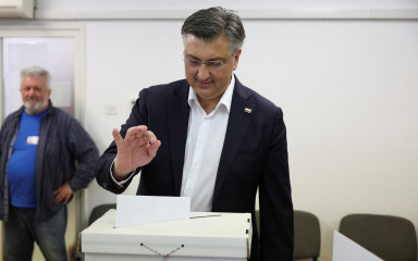 Plenković stigao na biralište: “Mi poštujemo Ustav”