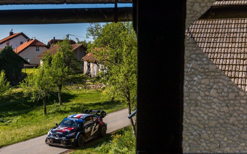 Sebastien Ogier preuzeo vodstvo, Neuville i Evans izletjeli s ceste i izgubili prednost