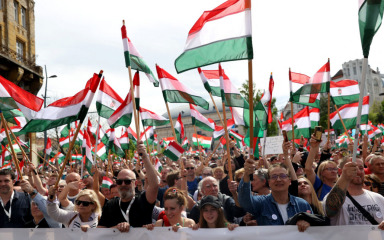 Deseci tisuća ljudi prosvjeduju protiv Orbana u Budimpešti
