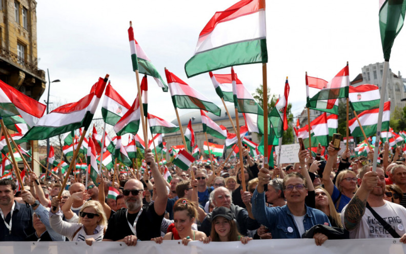 Deseci tisuća ljudi prosvjeduju protiv Orbana u Budimpešti