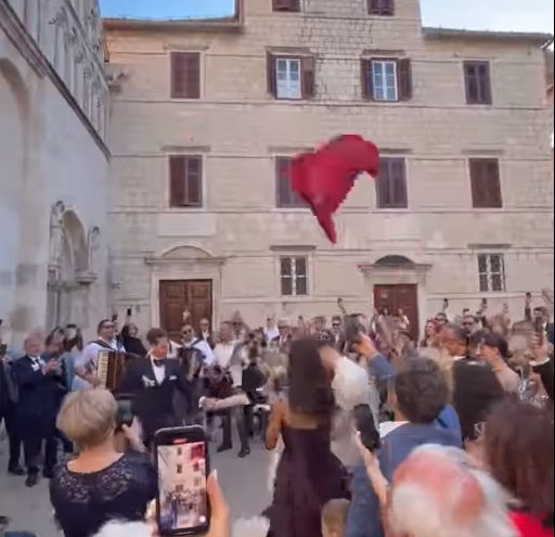 VIDEO Video vjenčanog para koji izlazi iz zadarske katedrale oduševio pratitelje popularne stranice
