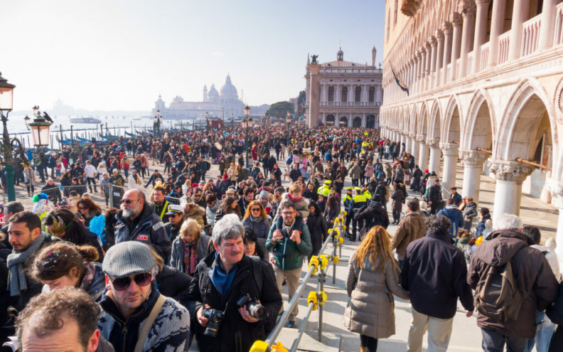 Venecija je od danas prvi grad u svijetu koji naplaćuje ulazak u grad turistima. Na ulicama i inspektori