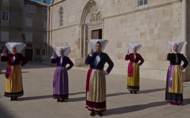 OVO MORATE VIDJETI Djevojke iz grada Paga odjevene u čipku plešu u ritmu Rim Tim Tagi Dim!
