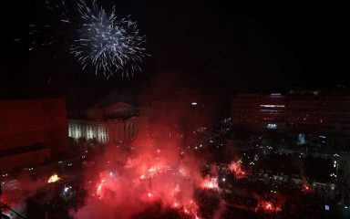 VIDEO Stotinjak tisuća navijača izašlo na ulice Atene i Pireja nakon trijumfa Olympiakosa