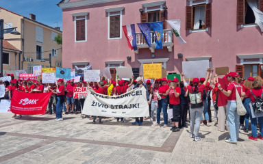 [FOTO] Počeo štrajk odgojiteljica vrtića, gradonačelnik im pripremio transparente. Snima ih i “skrivena” kamera