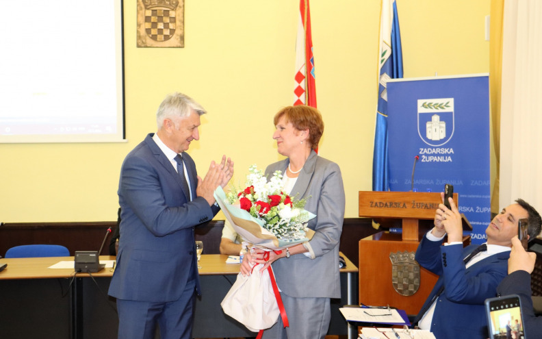 Pročelnica Bibijana Baričević odlazi u mirovinu, župan Longin joj poklonio cvijeće