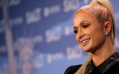 Paris Hilton stavila je sinu prsluk za spašavanje naopako, fanovi izrazili zabrinutost