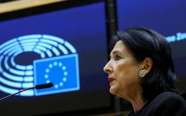 Gruzijska predsjednica stavila veto na zakon o stranim agentima: “To je ruski zakon”