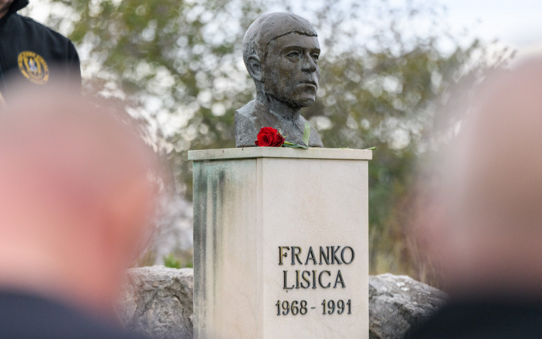 Petar Strmota napisao emotivnu pjesmu u čast Franka Lisice: 'Plače nebo, muka grlo steže sve jače...'