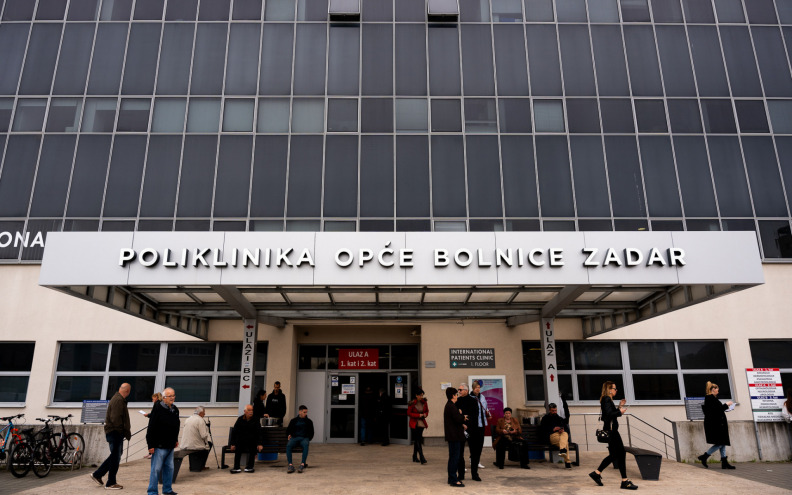 Hodnik Poliklinike pretvoren u vremensku crtu povijesti zadarske medicine