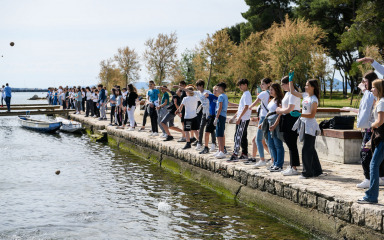 Velika eko akcija učenika: More dobilo dar –  tisuću bio kugla