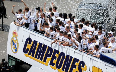 Real proslavio naslov prvaka pred tisućama navijača, Modrić i Nacho iznijeli pehar na balkon