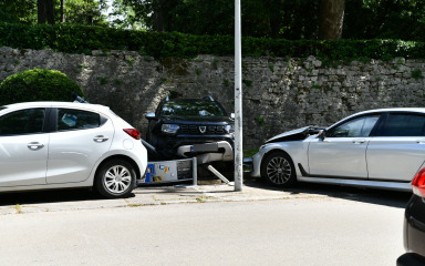 BMW-om se zabio u parkirana vozila na Foši!