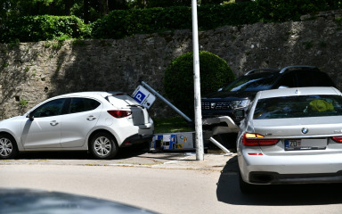 Vozač BMW-a koji se na Foši zabio u parkirane automobile vozio pijan i bez pojasa!