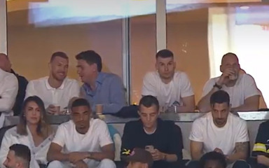 VIDEO Livaković pratio utakmicu, poslušajte reakciju publike kada su ga prikazali na ekranu