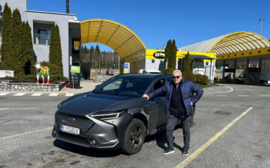 Dr. Matovinović sa svojim električnim automobilom ostao 6 dana “zavaren” na punionici u Kupjaku: “Tražit ću odštetu”