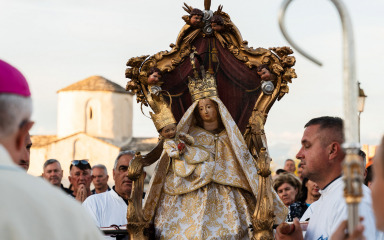 [FOTO] Tisuće vjernika pratilo kip Gospe od Zečeva ulicama Nina
