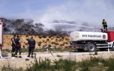 [VIDEO] Vatrogasci i dalje gase požar na deponiju koji je uzrokovao smrad diljem županije