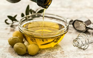 Jedan od najčešće korištenih prirodnih lijekova za rješavanje bolova u ušima je maslinovo ulje