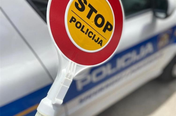 Pijani vozač u Maslenici oglušio se na znakove policije, napuhao 2.25