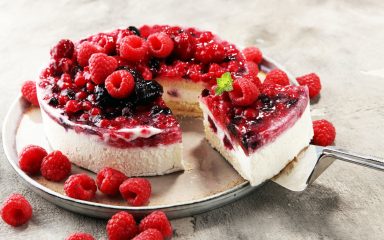 Savršeno osvježavajuća torta od malina i jogurta