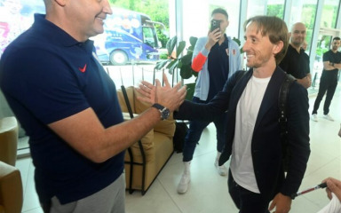 Luka Modrić se priključio Vatrenima u Rijeci, dočekala ga je torta s motivima Lige prvaka
