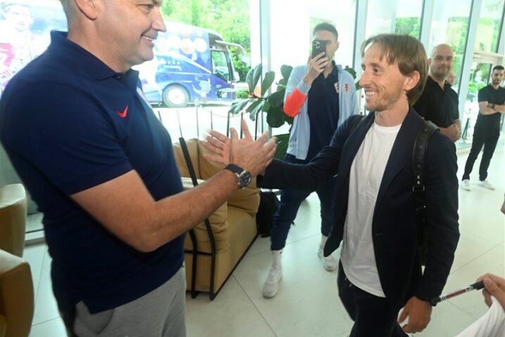 Luka Modrić se priključio Vatrenima u Rijeci, dočekala ga je torta s motivima Lige prvaka