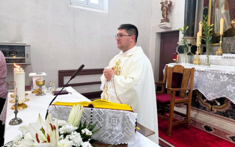 DON TIN VIDOV Mladomisnik Zadarske nadbiskupije predvodio misu na blagdan sv. Ante na Velom Ratu