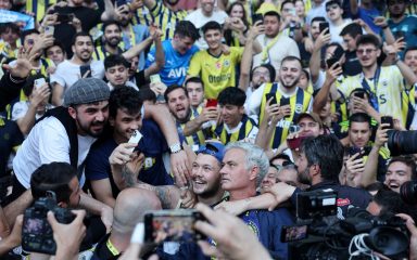 Jose Mourinho na stadionu pred mnoštvom navijača potpisao ugovor s turskim velikanom