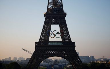 Olimpijski krugovi osvanuli na Eiffelovu tornju točno 50 dana prije početka Igara