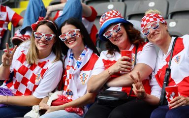 Hrvatski navijači postavili su visok standard, barem kada je u pitanju zagrijavanje za utakmicu