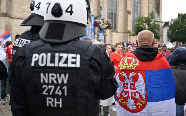 Sukobi između engleski i srpskih navijača u Gelsenkirchenu, letjele su stolice