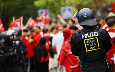 Policija je uhitila “spidermana” iz Dortmunda, za vrijeme utakmice se popeo na krovnu konstrukciju