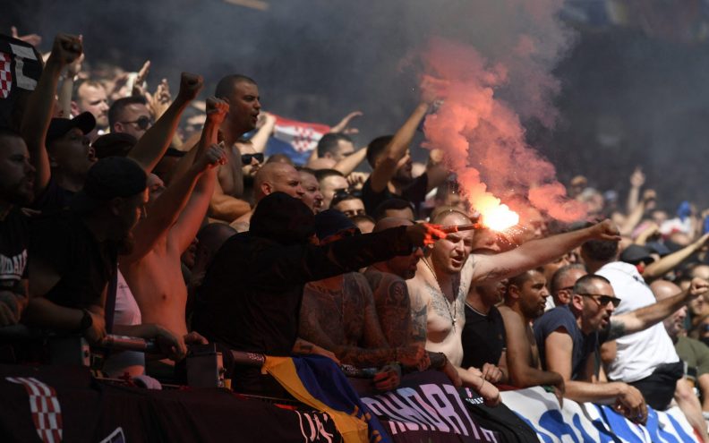 FOTO Hrvatski navijači pale baklje na tribinama, HNS čeka nova kazna UEFA-e