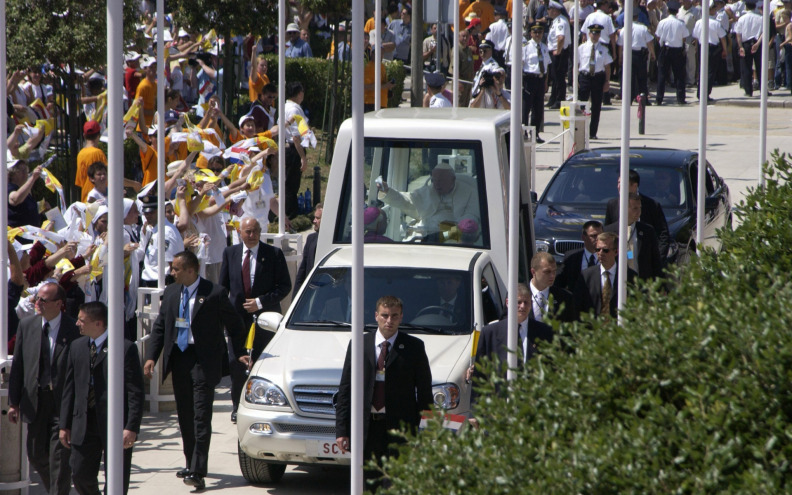 Prije 21. godinu Zadrani su neizrecivom radošću pozdravili danas svetog Ivana Pavla II.