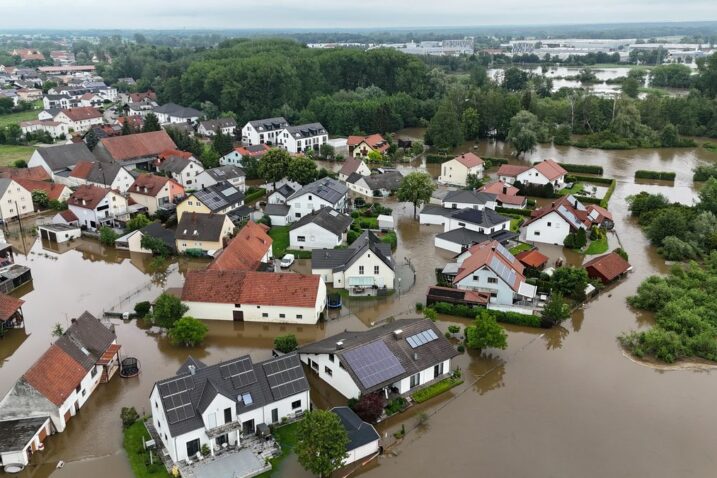 Vatrogasac poginuo, stotine evakuirane zbog poplava na jugu Njemačke