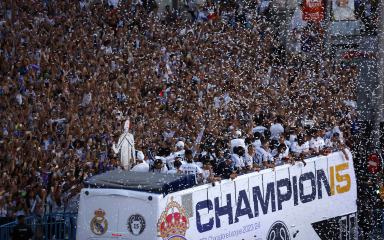 Real proslavio naslov prvaka pred tisućama navijača, Modrić poručio: “Volio bih ovdje završiti karijeru”