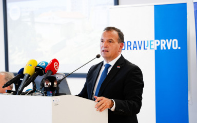 Ministar Beroš pohvalio tim predvođen neurokirurgom Ivicom Franciškovićem za inovativan zahvat