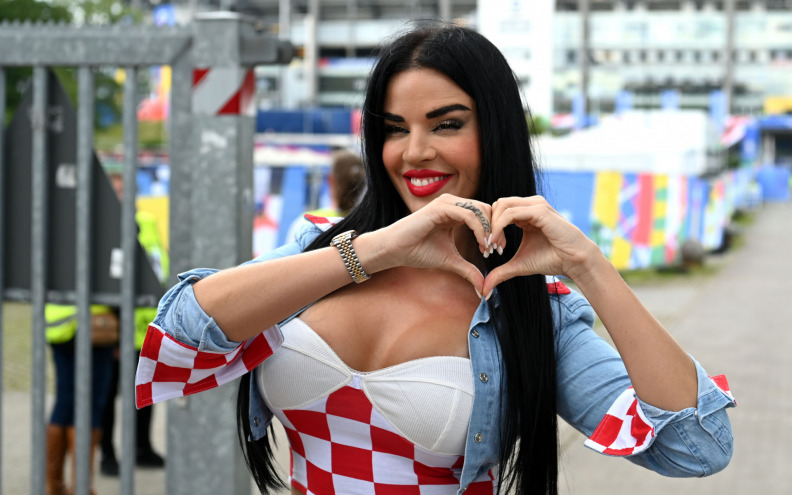 [FOTO] Najpoznatija hrvatska navijačica stigla u Hamburg, spremno je pozirala fotografima!