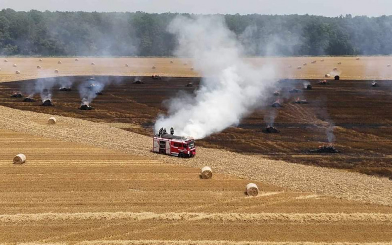 Zbog pada dalekovoda izgorjelo 16 hektara pšenice, gorjeli i presa, kombajn, rolo bale...